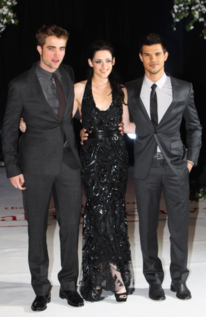 Veja atores de <i>Crepúsculo</i> na pré-estreia inglesa de <i>Amanhecer Parte 1</i>