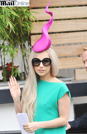 Lady Gaga usa chapéu em forma de espermatozoide