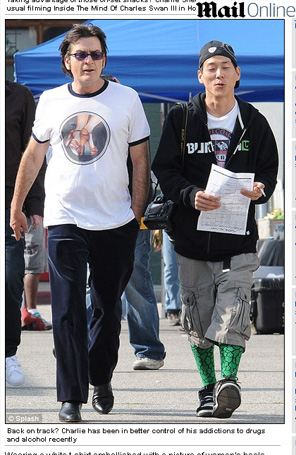 Charlie Sheen aparece mais <i>cheinho</i> em <i>set</i> de filmagem