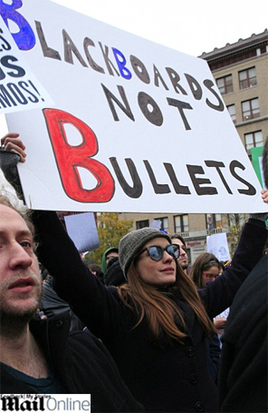Anne Hathaway participa de protesto em Nova York
