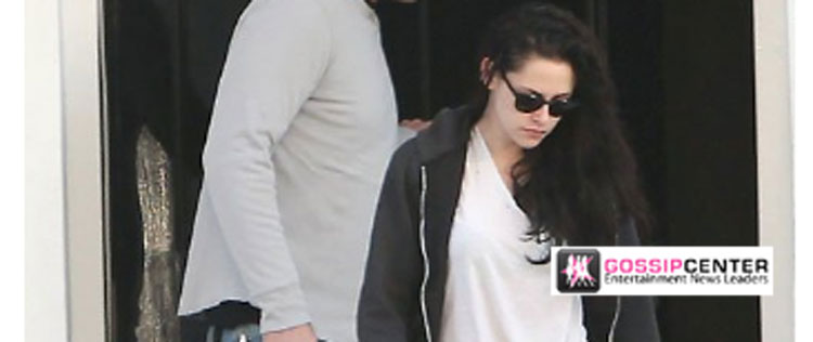 Kristen Stewart deixa a casa de Robert Pattinson