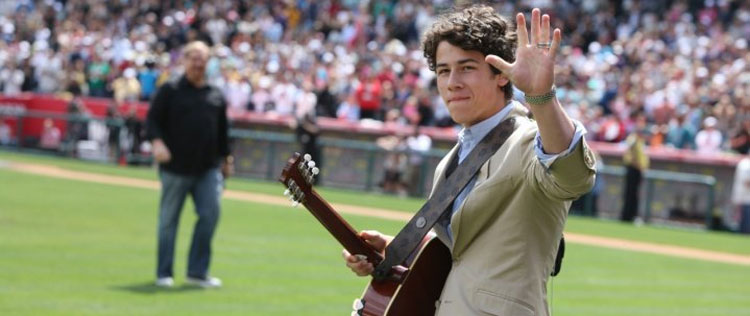 Nick Jonas recebe prêmio por trabalho de divulgação