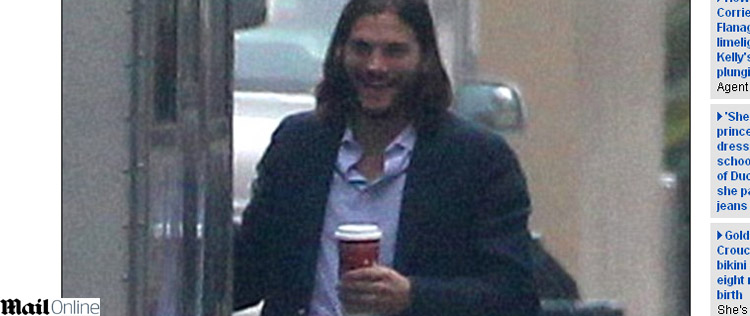 Ashton Kutcher é fotografado sorridente nos bastidores de <i>Two and a Half Men</i>