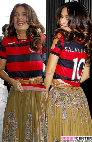 Salma Hayek veste camisa do <i>Flamengo</i> antes de deixar o Brasil
