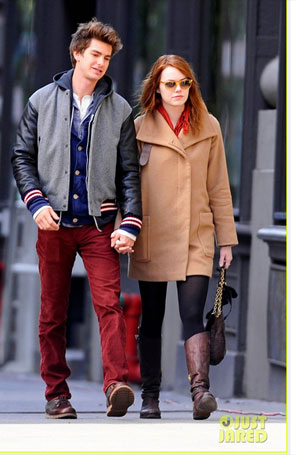Emma Stone e Andrew Garfield andam de mãos dadas