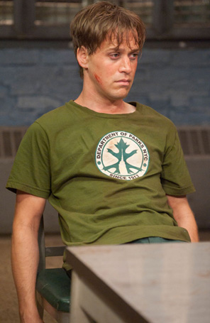 T.R. Knight participa de <i>SVU</i> no <i>Universal</i>