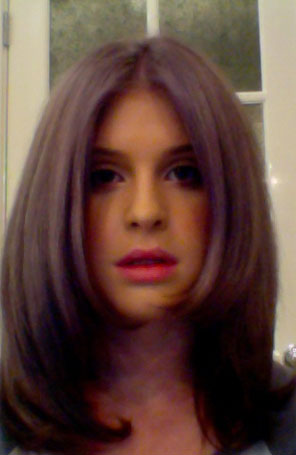 Kelly Osbourne tinge os cabelos de cinza