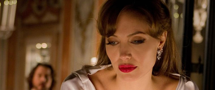 Angelina Jolie faz dieta de 600 calorias ao dia, diz revista