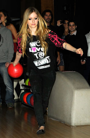 Avril Lavigne é vista pela primeira vez depois de se envolver em briga