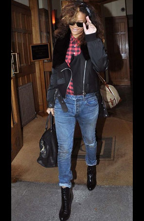 Rihanna usa bota do brasileiro Alexandre Birman