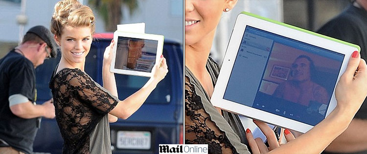AnnaLynne McCord fala com o namorado pela <i>internet</i>