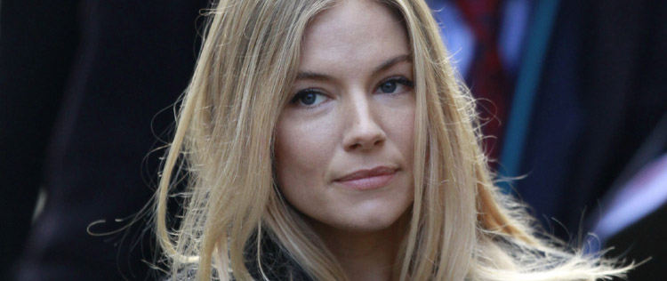 Sienna Miller diz que ficou paranoica com terrível perseguição de <i>paparazzi</i>