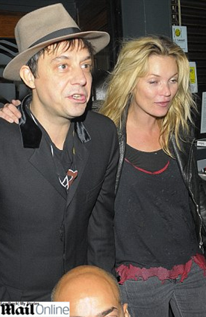 Kate Moss aparece cansada e sem maquiagem ao deixar <i>night club</i> em Londres