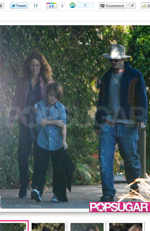 Johnny Depp passeia ao lado de sua esposa e seu filho