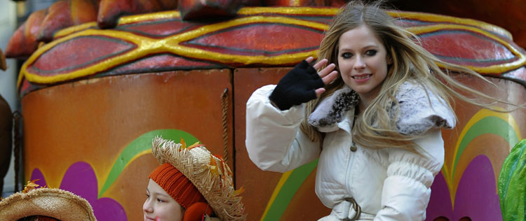 Avril Lavigne participa de desfile