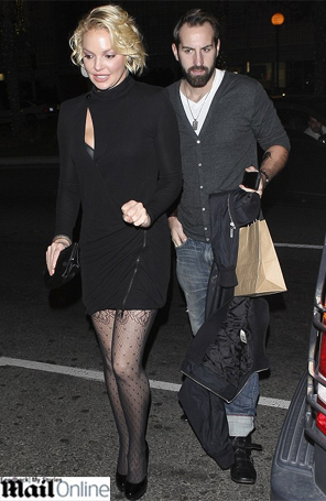 Katherine Heigl comemora aniversário ao lado de seu marido