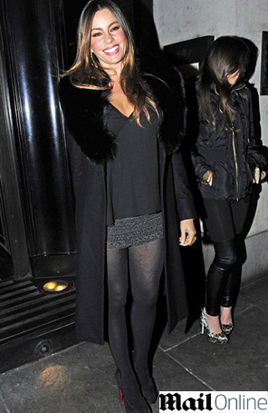 Sofia Vergara exibe saia curta em Londres