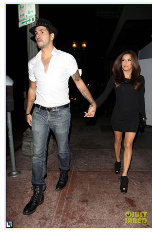 Eva Longoria passeia de mãos dadas com o namorado