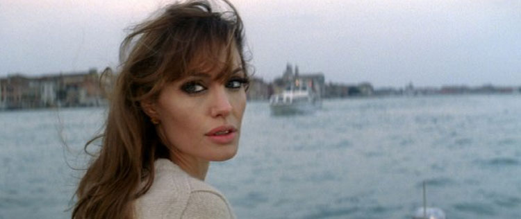 - <i>Eu nunca vou ser uma mãe tão boa quanto ela</i>, diz Angelina Jolie sobre sua mãe