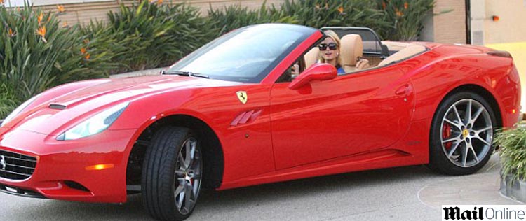 Paris Hilton passeia com carro de meio milhão de reais