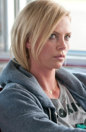 Charlize Theron já sofreu por conta da aparência quando era mais nova
