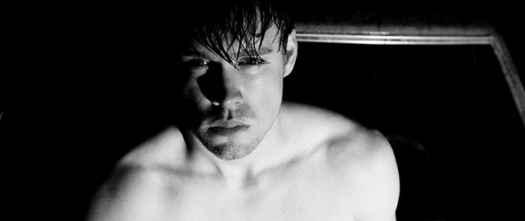 Chord Overstreet posa sem camisa