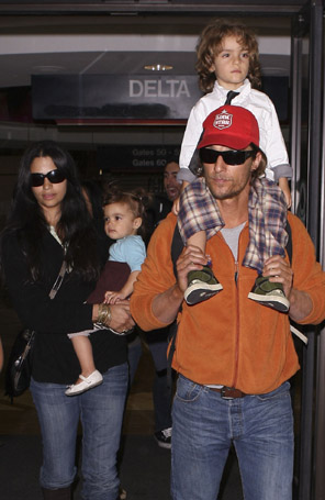 Matthew McConaughey e Camila Alves chegam de viagem com os filhos
