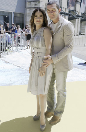 Antonio Banderas e Salma Hayek combinam tom de roupa em <I>première</i>