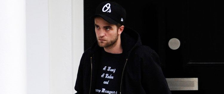 Robert Pattinson passeia sozinho em Londres