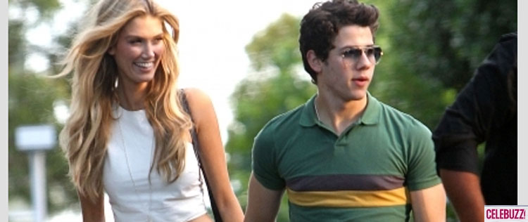 Namorada de Nick Jonas será treinadora no <I>The Voice</i>