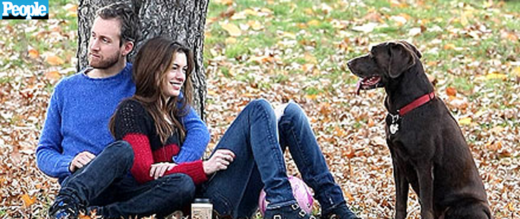Anne Hathaway e Adam Shulman passeiam no parque após anúncio de noivado