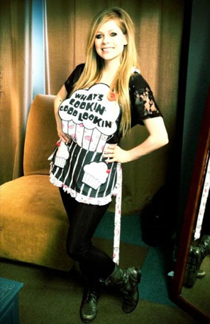 Avril Lavigne desenha seu próprio avental