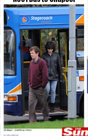 Scarlett Johansson anda de ônibus na Escócia sem ser reconhecida