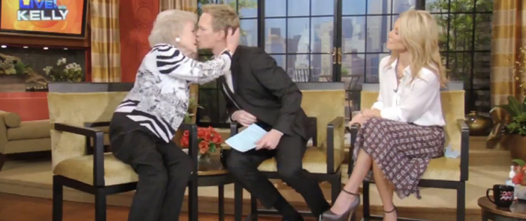 Neil Patrick Harris beija Betty White no palco