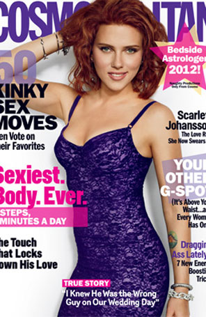 Scarlett Johansson exibe as formas em vestido justíssimo e os cabelos ruivos