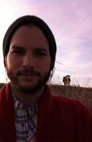Ashton Kutcher passou o feriado rodeado por mulheres