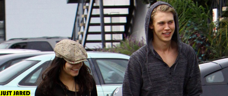 Vanessa Hudgens almoça com o namorado