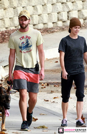 Nikki Reed passeia com o marido e o cachorro