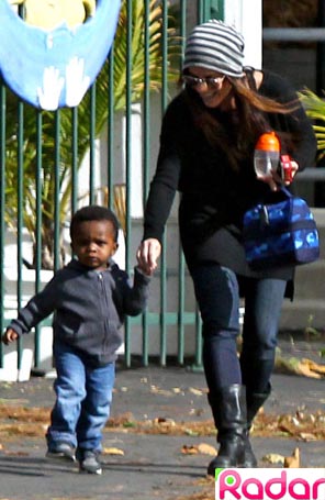 Sandra Bullock busca filho no primeiro dia de aula