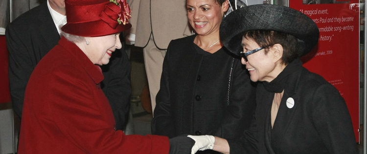 Yoko Ono cumprimenta Rainha Elizabeth II em museu