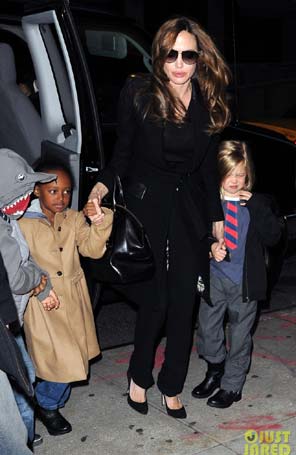 Filhos de Angelina Jolie se incomodam com fotógrafos