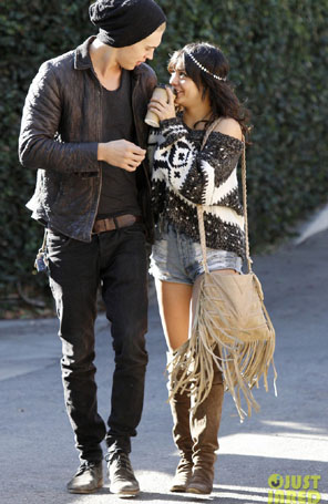 Vanessa Hudgens passeia com namorado