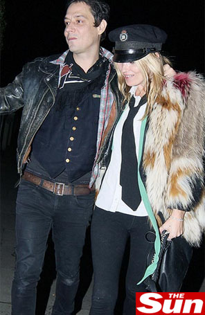 Kate Moss confere <i>show</i> do marido