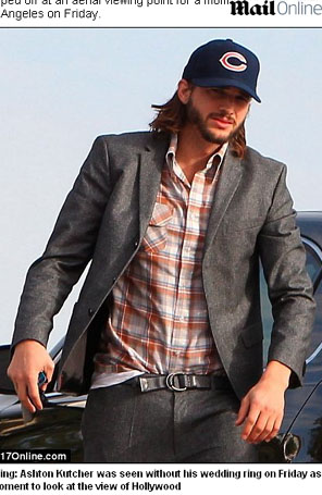 Sozinho, Ashton Kutcher contempla paisagem de Los Angeles