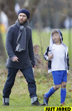Jude Law leva filho para treino de futebol