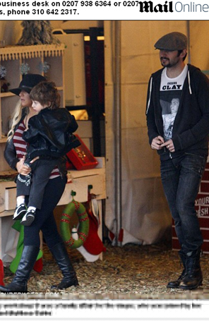 Christina Aguilera compra decoração de Natal com o filho e o namorado