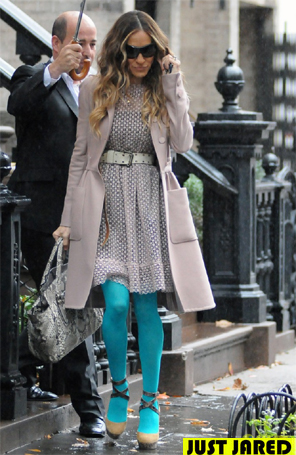 Sarah Jessica Parker usa meia-calça azul-celeste