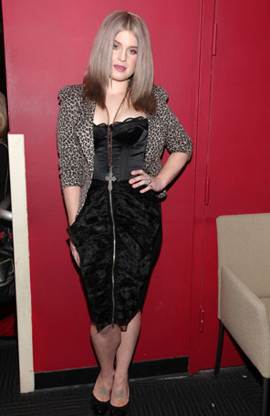 Kelly Osbourne mostra a nova cor dos cabelos