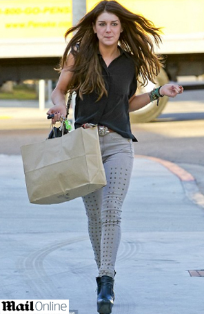 Shenae Grimes, de <I>90210</i>, faz compras