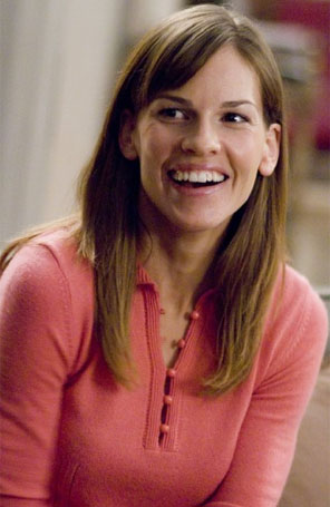 Hilary Swank revela segredo de boa forma: cintura elástica. Entenda!